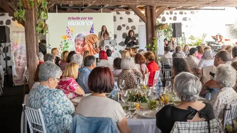 El Cabildo preparó un bonito reconocimiento para todas las madres mayores de la Isla que se apuntaron al evento.
