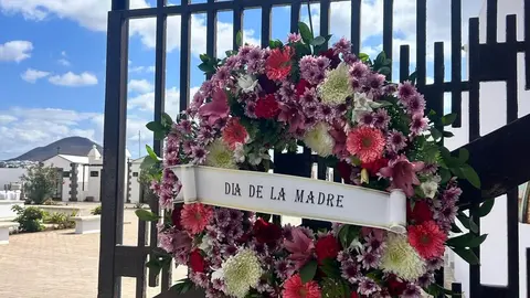 Una de las coronas de flores que ha puesto el Ayuntamiento en el camposanto de San Román recordando el Día de la Madre