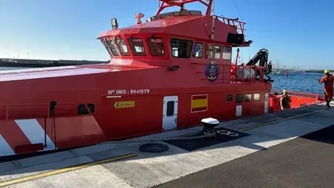 Una de las embarcaciones de Salvamento Marítimo atracada en Puerto Naos.