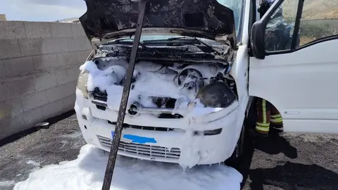 El motor ardió completamente y los bomberos tuvieron que echar litros de agua y espuma para sofocar el incendio