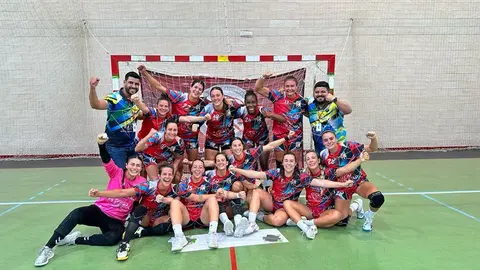 Las jugadoras celebrando su gran éxito con sus entrenadores