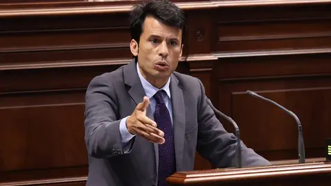 Marcos Bergaz (PSOE) en pleno Parlamento canario.