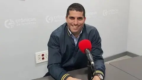 Benjam&iacute;n Perdomo en el estudio de Cr&oacute;nicas Radio.