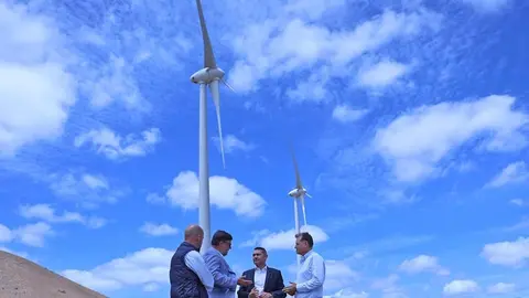Isidro Pérez, Raúl de León, Oswaldo Betancort y Domingo Cejas en el parque eólico de San Bartolomé.