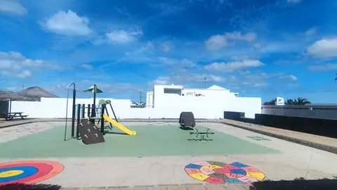 Estado deteriorado del parque infantil de Mácher.
