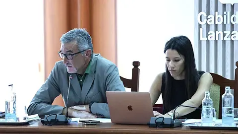 Marci Acuña durante el pleno