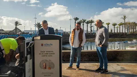 Echedey Eugenio y Jacobo Lemes durante la instalación de las compactadoras