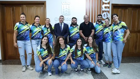 Oswaldo Betancort y Juan Monzón junto a Juan Rivera y las jugadoras del CB Zonzamas.