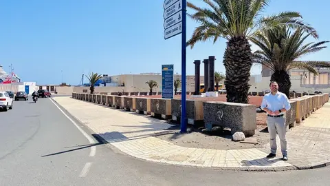El alcalde de Arrecife junto a la gran parcela que será destinada a la creación de un gran parque urbano.