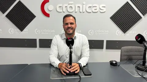 Yonathan de León en el estudio de Crónicas Radio.