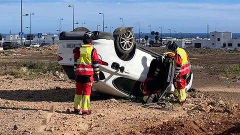 Imagen del momento de la llegada de los bomberos la vehículo siniestrado