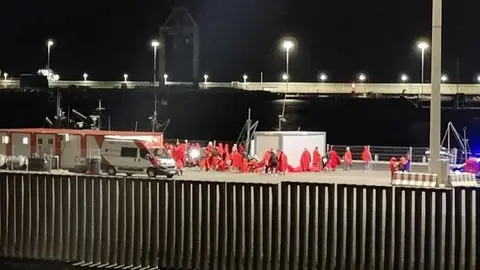 Imagen de archivo de la llegada de otro grupo de inmigrantes por la noche. 