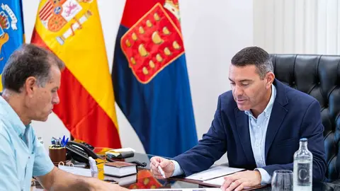 Oswaldo Betancort hablando con su compañero Domingo Cejas.