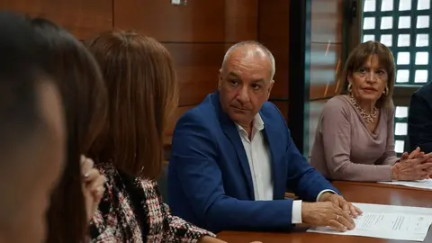 Luis Campos en el centro de la imagen este jueves en la sede del Parlamento autonómico.