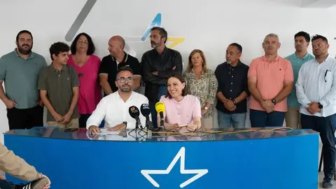 Echedey Eugenio y Migdalia Machín con sus compañeros de partido detrás respaldando su anuncio.