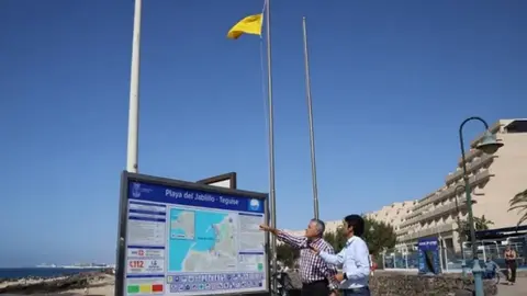 Marcos Bergaz y Jaime Guerra en una imagen de archivo visitando una de las playas de Costa Teguise.