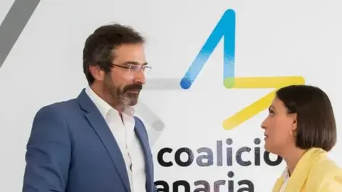 Pedro San Ginés con Migdalia Machín en la sede del partido.