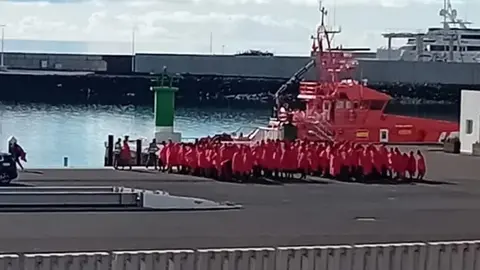 Imagen de la llegada de un grupo de inmigrantes a Puerto Naos, en Arrecife.
