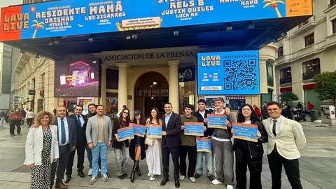 Imagen de la expedición capitaneada por el presidente del Cabildo en la puerta de un cine de Madrid.