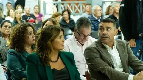 Olivia Duque al lado de quien ha sido su compañero en casi todas las batallas internas de Coalición Canaria, Oswaldo Betancort, hasta ahora.