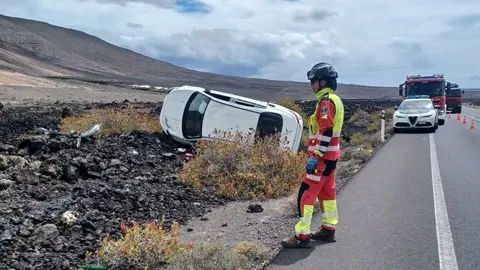 Imagen del vehículo volcado en el momento de la llegada de los bomberos a la zona