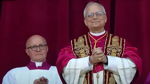 Imagen de la retransmisión en directo de la salida del nuevo Papa al balcón del Vaticano.