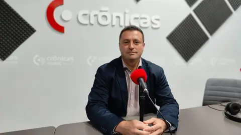 Óscar Noda en el estudio de Crónicas Radio