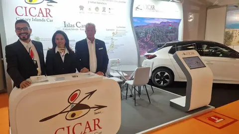 Los representantes de la empresa lanzaroteña durante el desarrollo de la feria