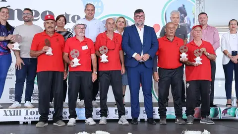 El alcalde orgulloso con el equipo de San Bartolomé