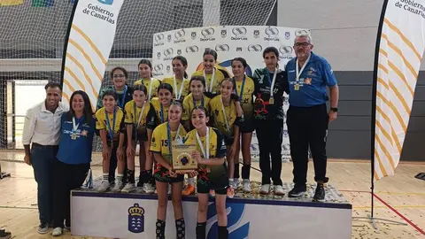 Las jugadoras del Puerto del Carmen recibiendo su merecido reconocimiento