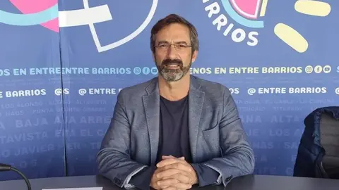Pedro San Ginés en una imagen de archivo en el estudio del programa Entre Barrios de Crónicas Radio. 