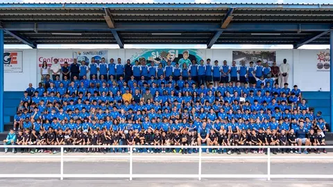 Foto de familia Fiesta del Club Playa Honda este domingo con equipos, cuerpo técnico, directiva, familias y equipo de gobierno.