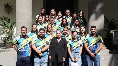 Astrid Pérez junto a las jugadoras y cuerpo técnico del CB Zonzamas.