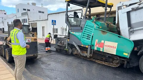 El alcalde Yonathan de León visita los trabajos de reasfaltado en Maneje