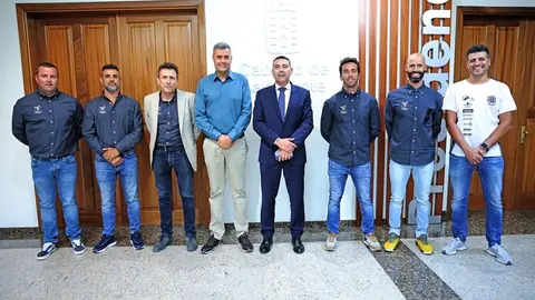 Oswaldo Betancort y Kiko Aparicio junto al equipo de excarcelación del Consorcio de Seguridad y Emergencias.