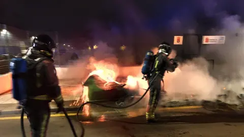 Bomberos del Consorcio de Seguridad y Emergencias apagando las llamas.