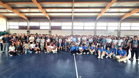 Jóvenes galardonados en la Retotech Endesa 2025.