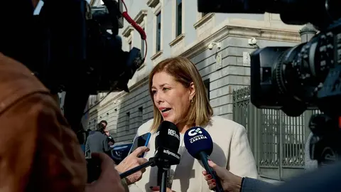 Astrid Pérez junto al Congreso de los Diputados.
