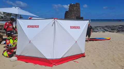 Imagen de los bomberos durante la actuación que se realizó en la conocida playa de Costa Teguise