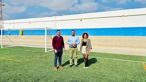 Yonathan de León, Jacobo Medina y Eli Merino en el Campo de Fútbol  de Argana Alta que estrenará a finales de este año una marquesina visera