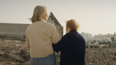 Carmen en la zona derruida de la antigua conservera de la Rocar.