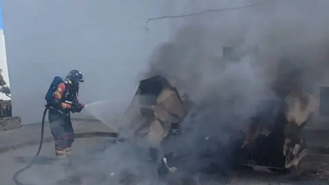 Momento de la actuación de uno de los bomberos