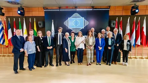 Astrid Pérez junto a los parlamentarios regionales de Europa.