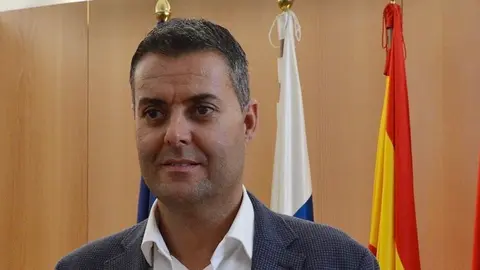 El portavoz del PP en Tías a la salida de un pleno.