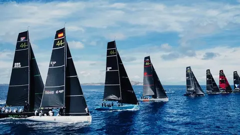 El Lanzarote Calero Sailing Team en primer término en un salida de la 44Cup en Porto Cervo. Foto. Nico Martínez