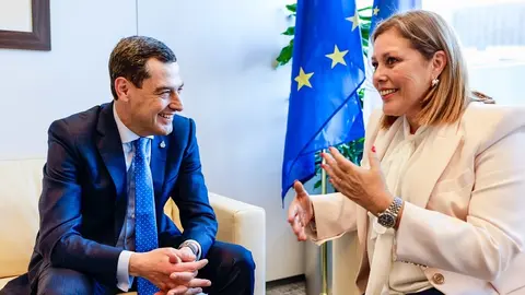 Astrid Pérez junto a Juan Manuel Moreno.