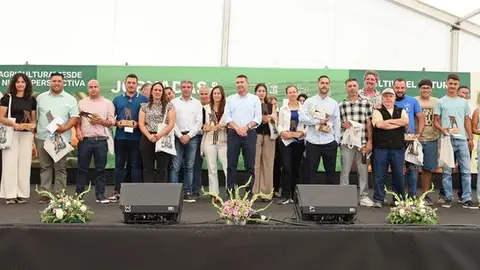 Imagen del presidente del Cabildo y del consejero de Agricultura del Gobierno de Canarias con las personas del campo