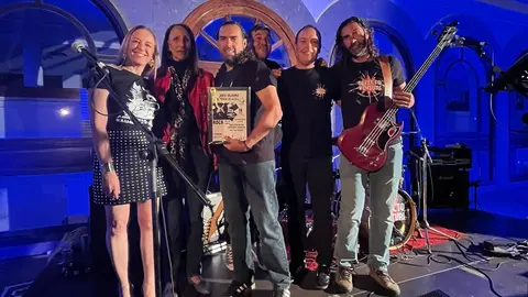 Nuestra compañera Laura San José con la presidenta de AFOL y los componentes de Defecto Venturi