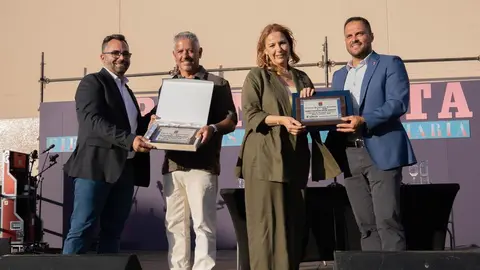 Momento del reconocimiento que hicieron el alcalde y el primer teniente de alcalde