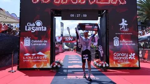 Entrada del vencedor de la prueba en poco m&aacute;s de ocho horas